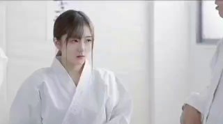明星脸的女主播好美丽喔，自慰抠骚逼却超熟悉的，想必需求一定也很大